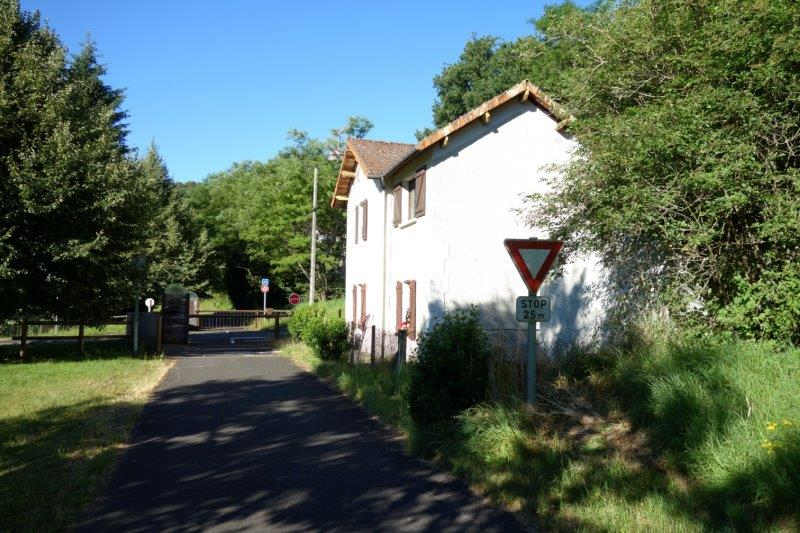 De la gare de Champagnac-les-Mines  la gare de Largnac