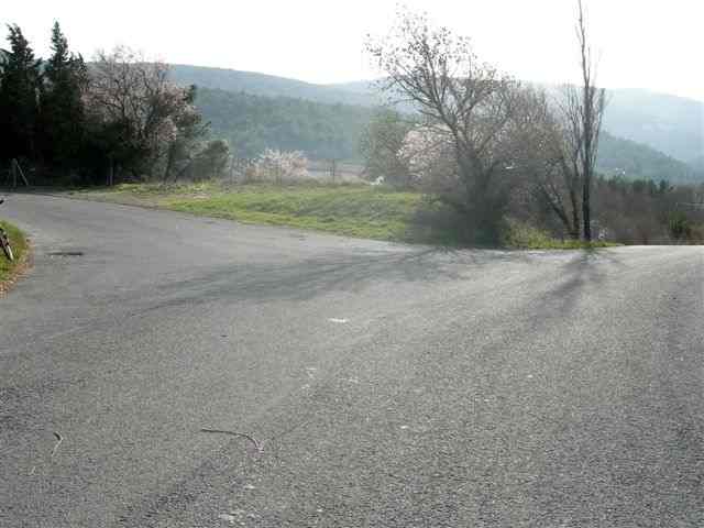 Carrefour d'accs  la Maison de l'Aude