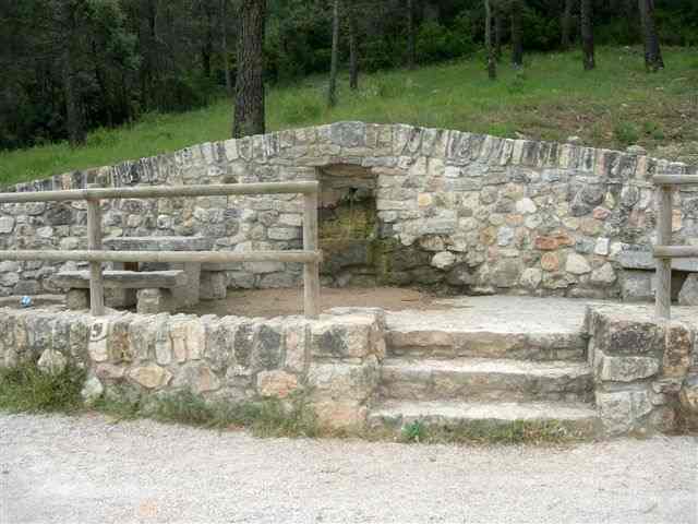 Agrandir l'image Fontaine sur la route du Coll de Blanco (Els Ports)
