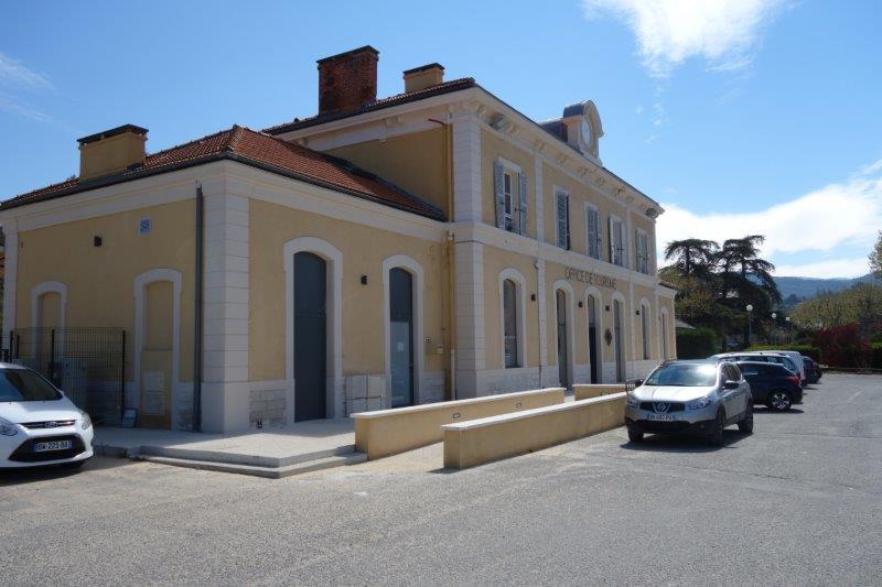 Agrandir l'image Cour de la gare d'Apt