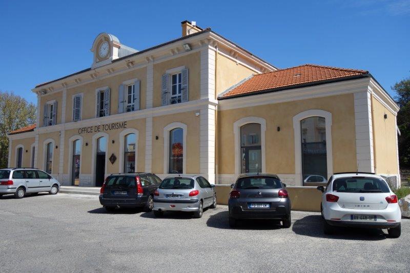 Agrandir l'image Cour de la gare d'Apt