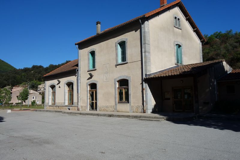 Cour de la gare d'Arre et Bez